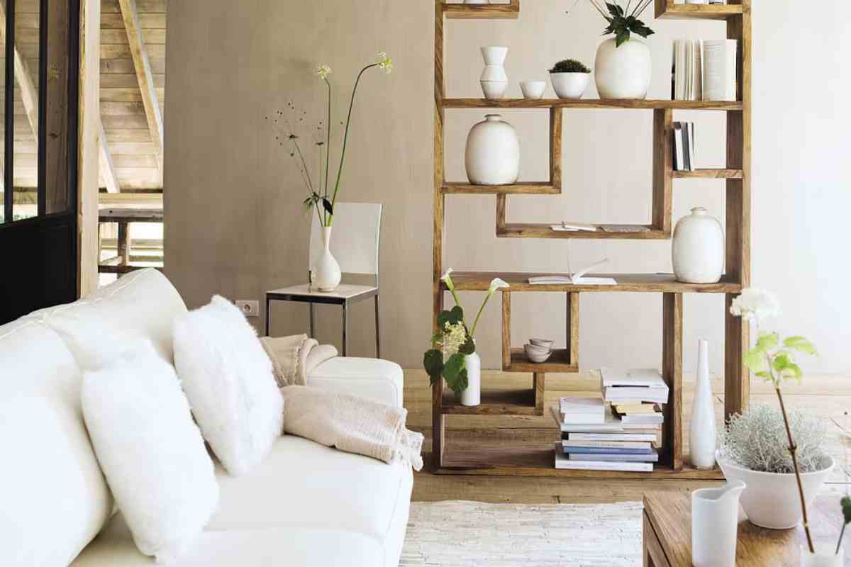 Mobili Maisons du Monde in un soggiorno: divano, libreria, tavolino e decorazioni