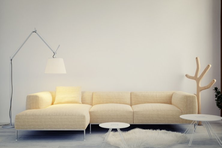 Un salone con un divano che non ha cuscini su di esso