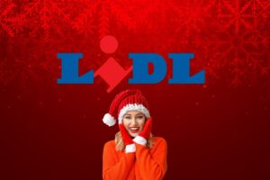 Uno sfondo natalizio con la scritta Lidl ed una donna con abiti natalizi che è felice