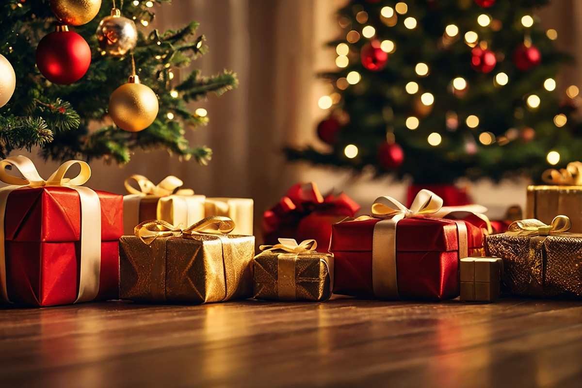 Alberi di natale sullo sfondo in una casa con sotto differenti regali di natale