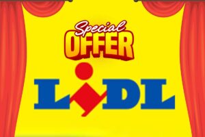 Un sipario aperto con dentro scritto "Special Offer" e sotto l'insegna della Lidl