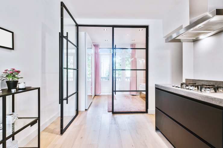 Cucina con porta in vetro
