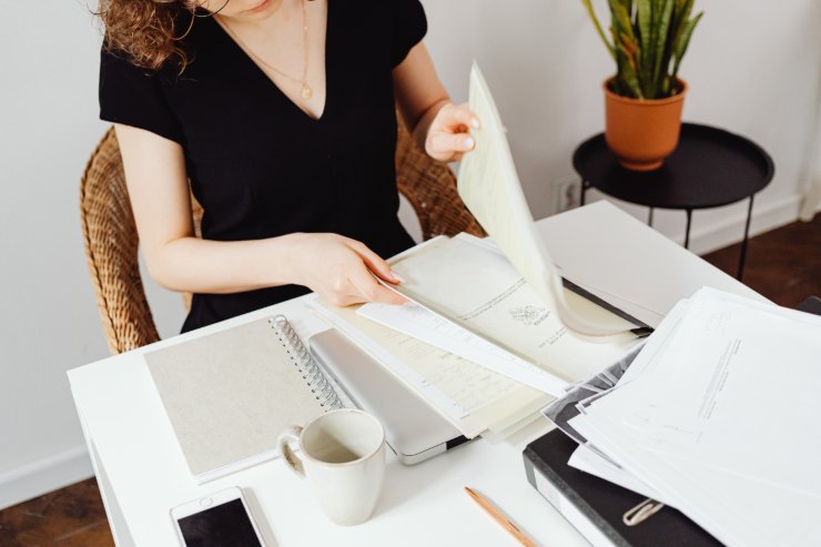 Una donna che sfoglia dei documenti di permesso