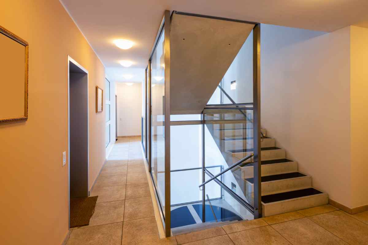 Pianerottolo del condominio senza mobili o piante