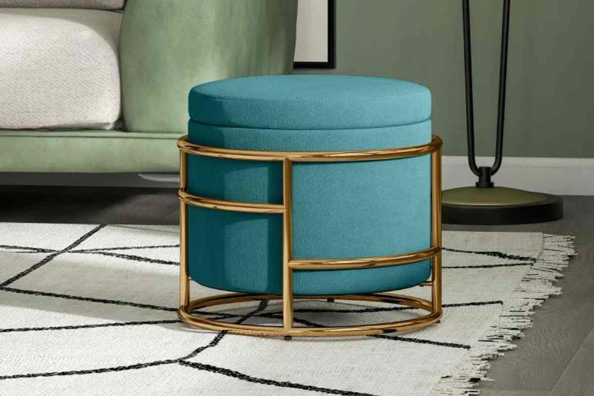 uno dei pouf contenitori di design Maury's su un tappeto vicino al divano