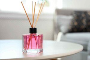 un profumatore per ambiente fai da te sul tavolo del soggiorno con dietro un divano