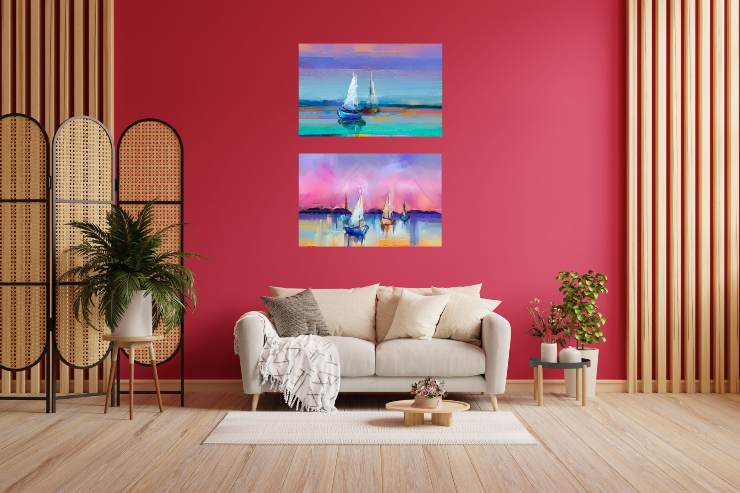 Un soggiorno con parete rossa e due quadri simmetrici, uno sull'altro