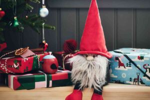 tanti regali di natale Ikea sotto l'albero con vicino uno gnomo