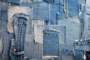 pezzi di jeans cuciti insieme