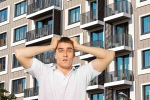 Un uomo preoccupato che ha sullo sfondo un condominio