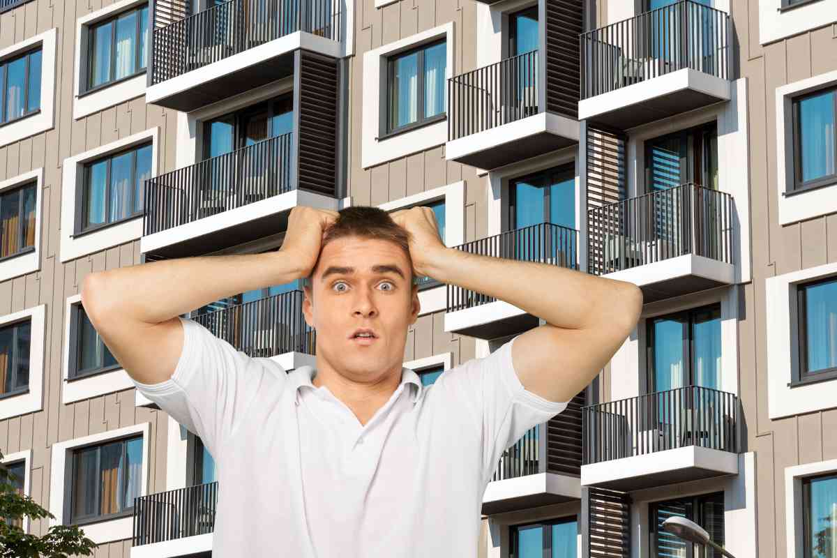 Un uomo preoccupato che ha sullo sfondo un condominio