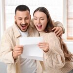 Una coppia che legge dei valori su un documento