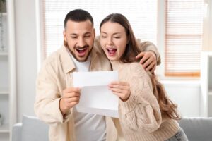 Una coppia che legge dei valori su un documento