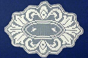 un centrino della nonna all'uncinetto di forma ovale