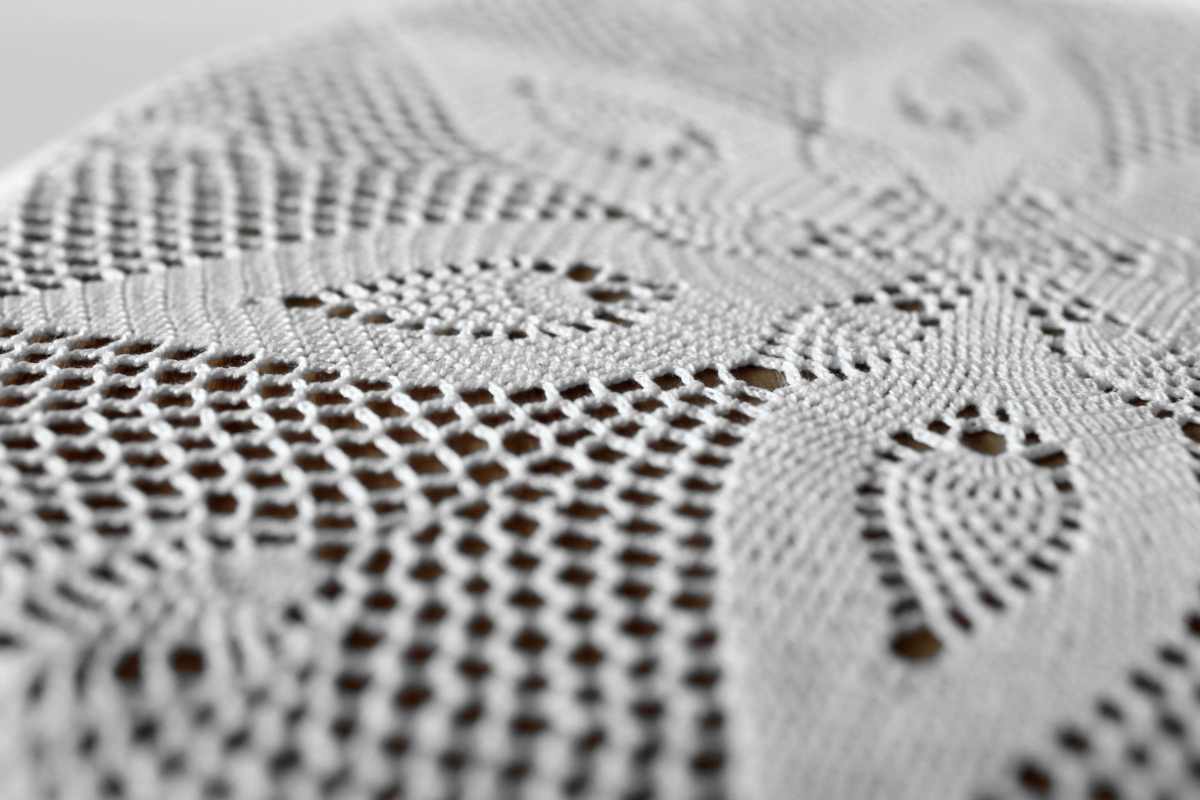 particolare dei centrini all'uncinetto della nonna da riutilizzare in modo creativo