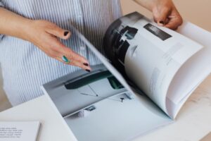 Una persona che sta sfogliando una rivista di design di cucine