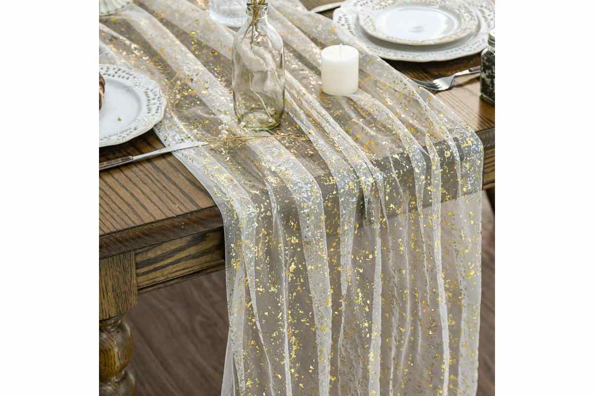 Runner tulle dorato su un tavolo di legno