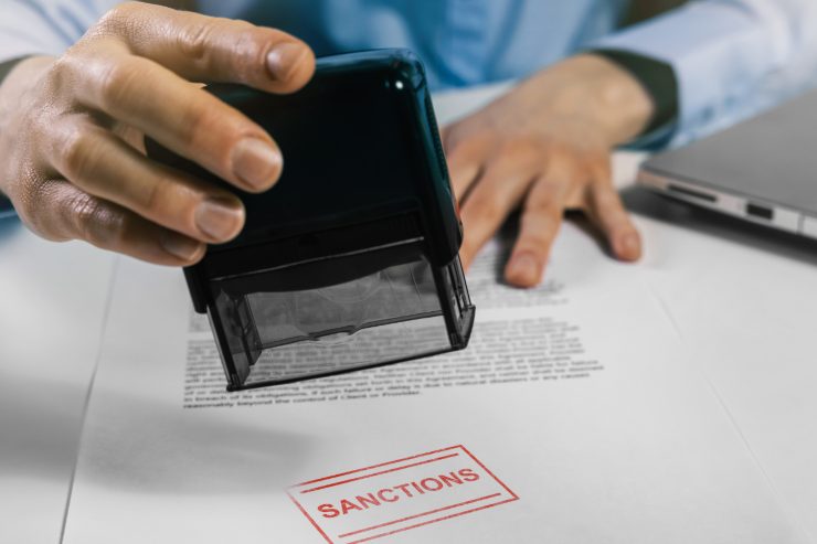 Un uomo che timbra con un timbro una sanzione