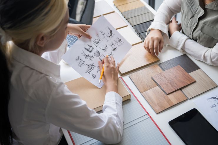 Una persona che consulta un designer per la casa