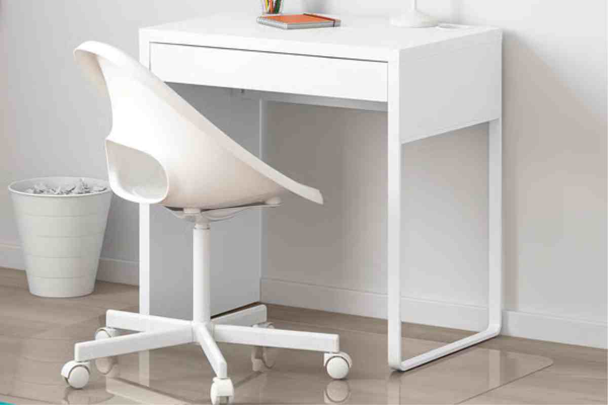 Scrivania MICKE Ikea con sedia con le rotelle