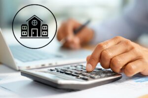 Un uomo con dei documenti e che fa calcoli con la calcolatrice