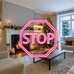 Una casa con classici arredi di Natale con sopra un cartello fosforescente di "Stop"