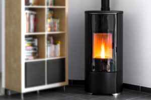 Una stufa a pellet in funzione