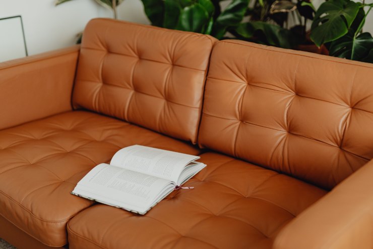Un divano pulito e ben tenuto con sopra un libro