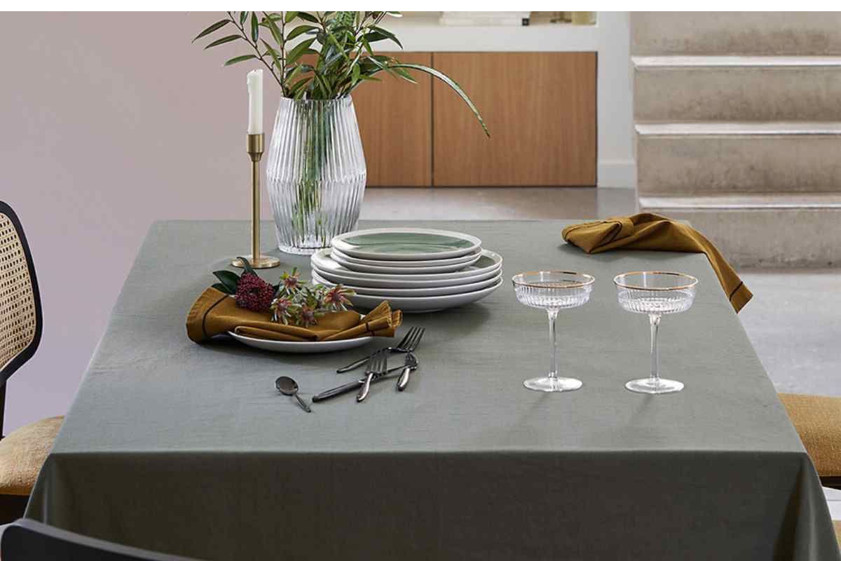 Tavola elegante apparecchiata con accessori La Redoute