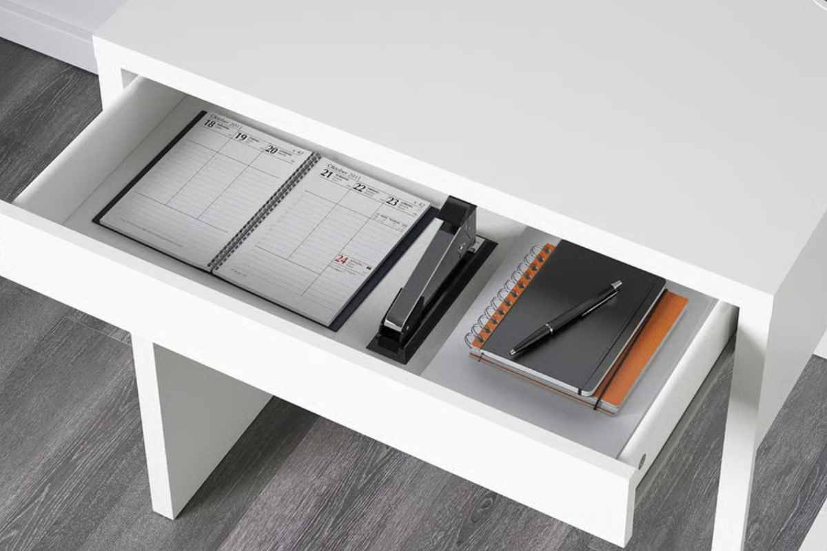 tavolo MICKE Ikea per lavorare da casa