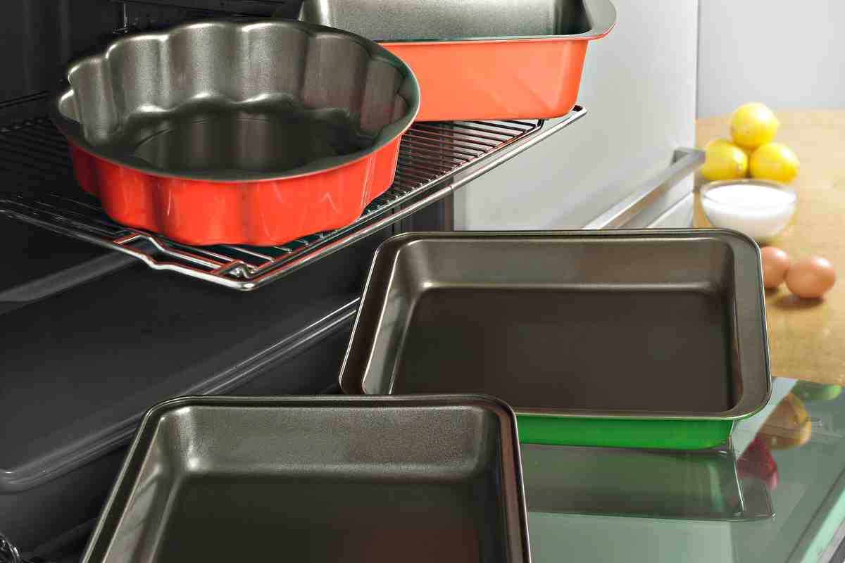 varie teglie poggiate su un forno aperto