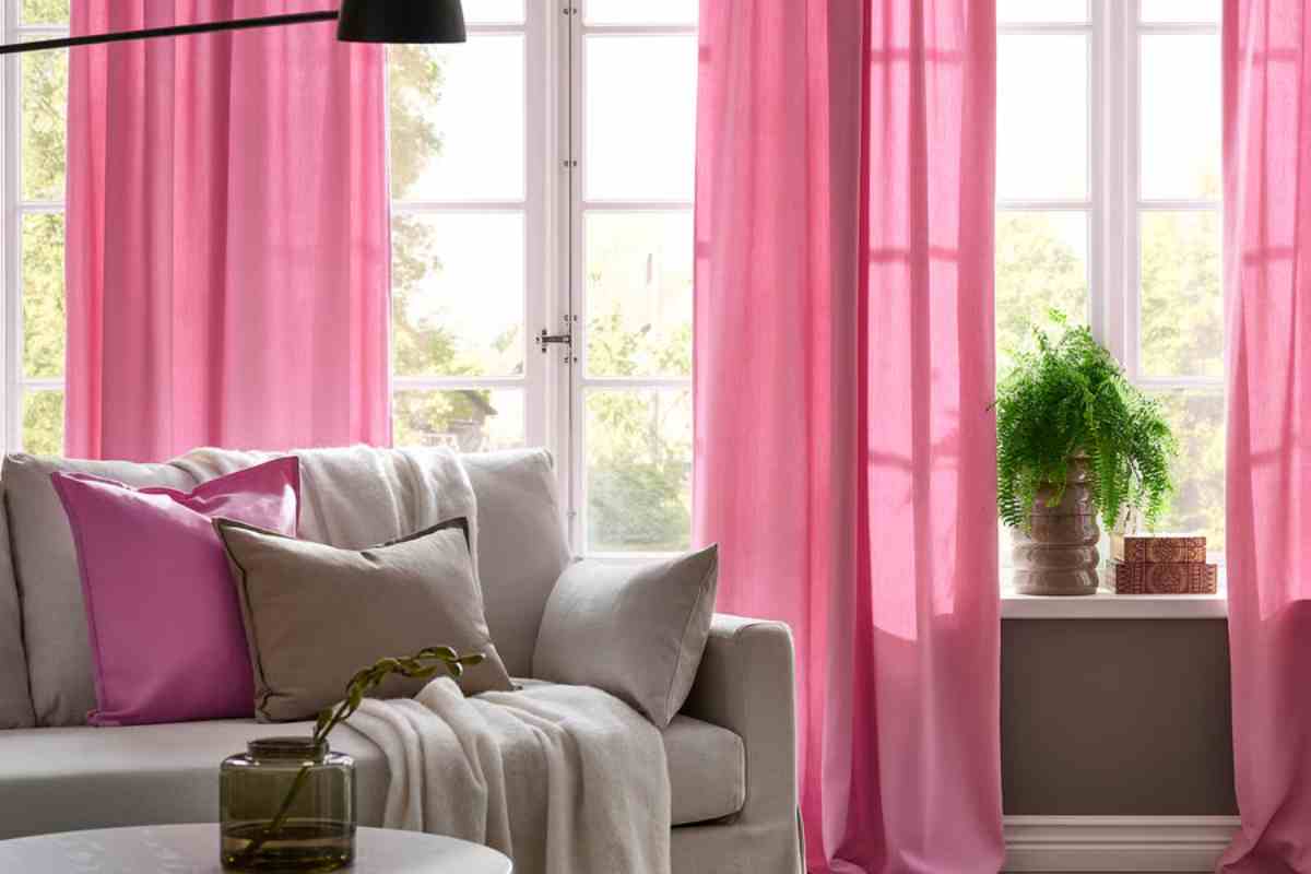 Tende GINSTMOTT rosa Ikea in un soggiorno