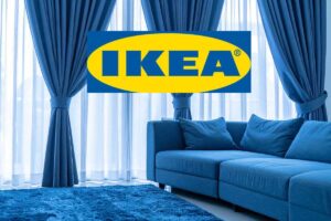 Un salone con belle tende blu e divano blu ed un insegna dell'ikea