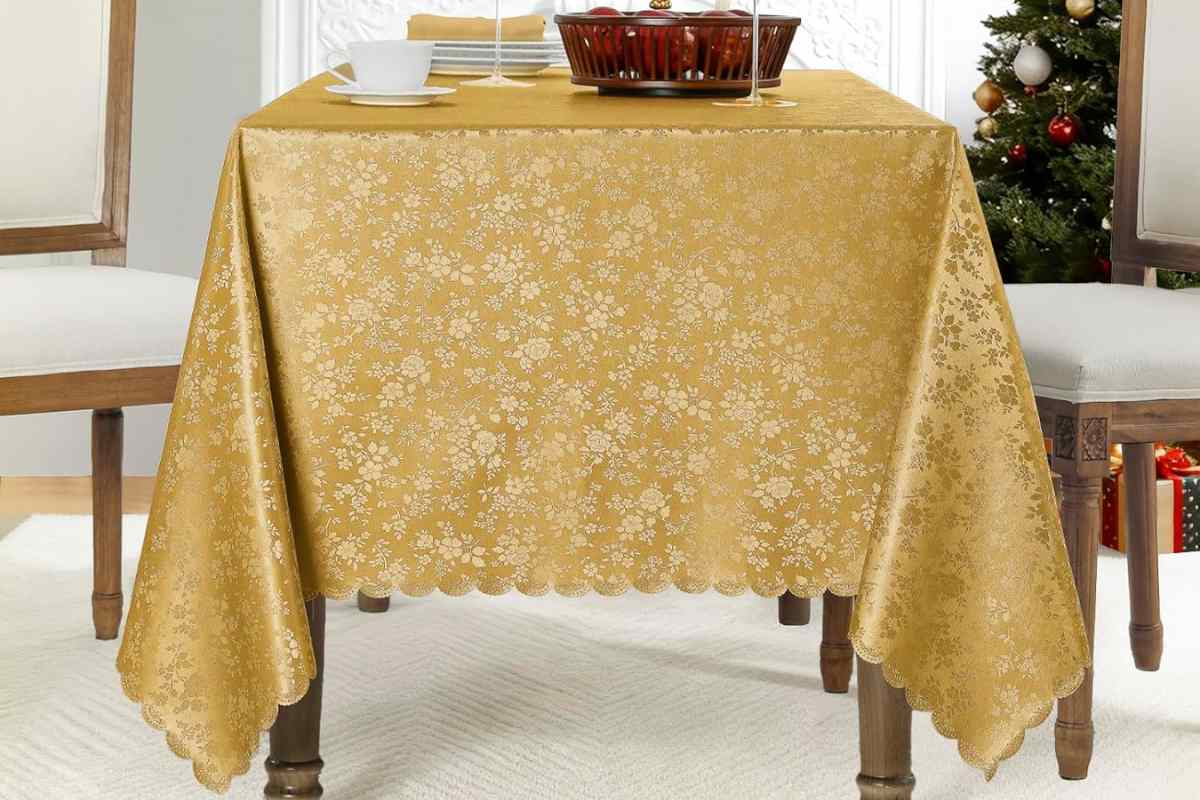 Tovaglia color oro comprata su Amazon su un tavolo di legno