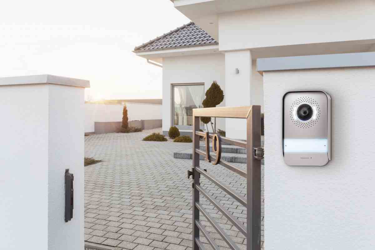 villetta con cancello aperto e videocitofono in primo piano, modello con sblocco da remoto via cellulare della Bticino in vendita da leroy merlin 