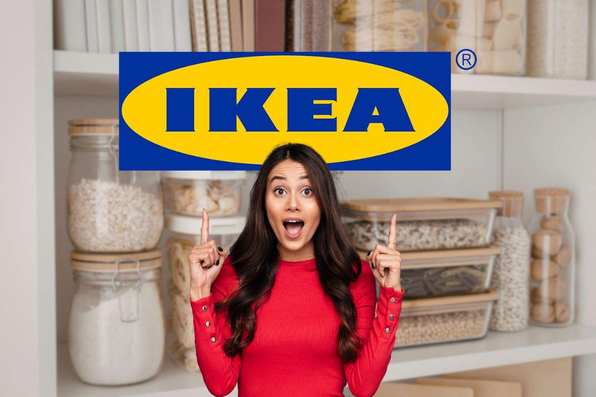 sfondo di una dispensa in ordine, in primo piano una donna stupita che indica il logo ikea