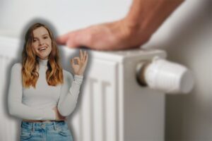 mano che tocca calorifero e donna sorridente che fa ok con le mani