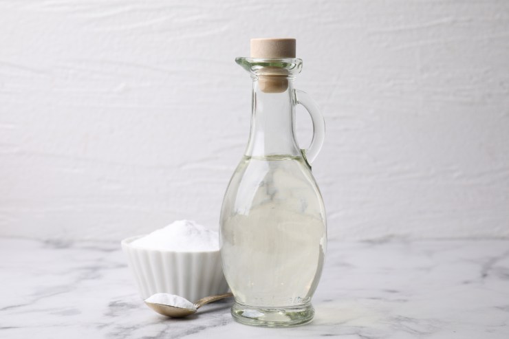 Un tavolo con sopra bicarbonato ed aceto