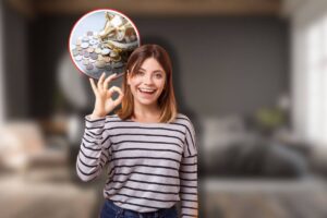 camera da letto sullo sfondo, salvadanaio con spiccioli in icona e donna sorridente che fa ok con le mani
