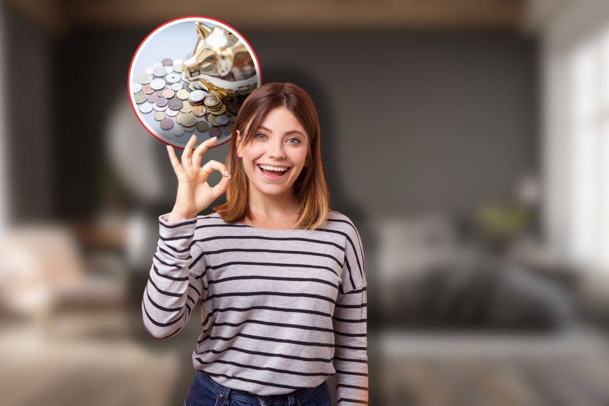 camera da letto sullo sfondo, salvadanaio con spiccioli in icona e donna sorridente che fa ok con le mani