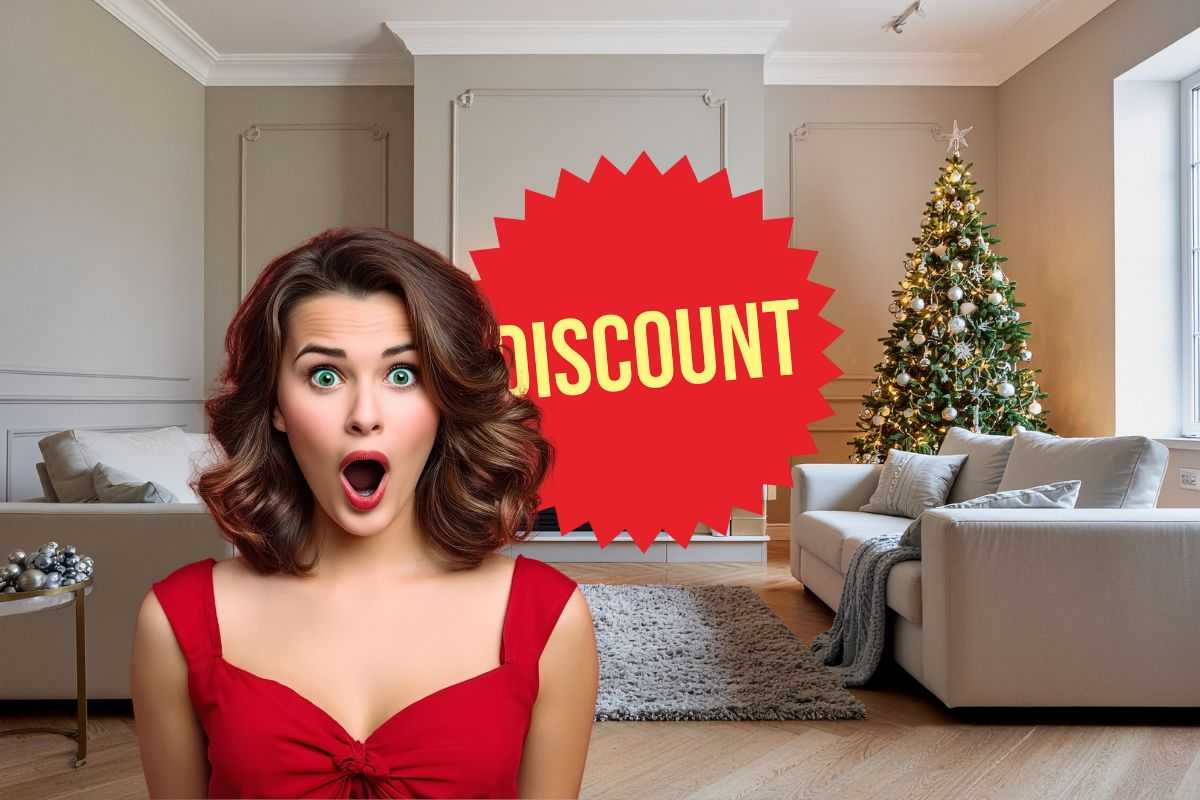 come sfondo un soggiorno spazioso arredato con albero di natale, in primo piano una donna stupita e il logo discount