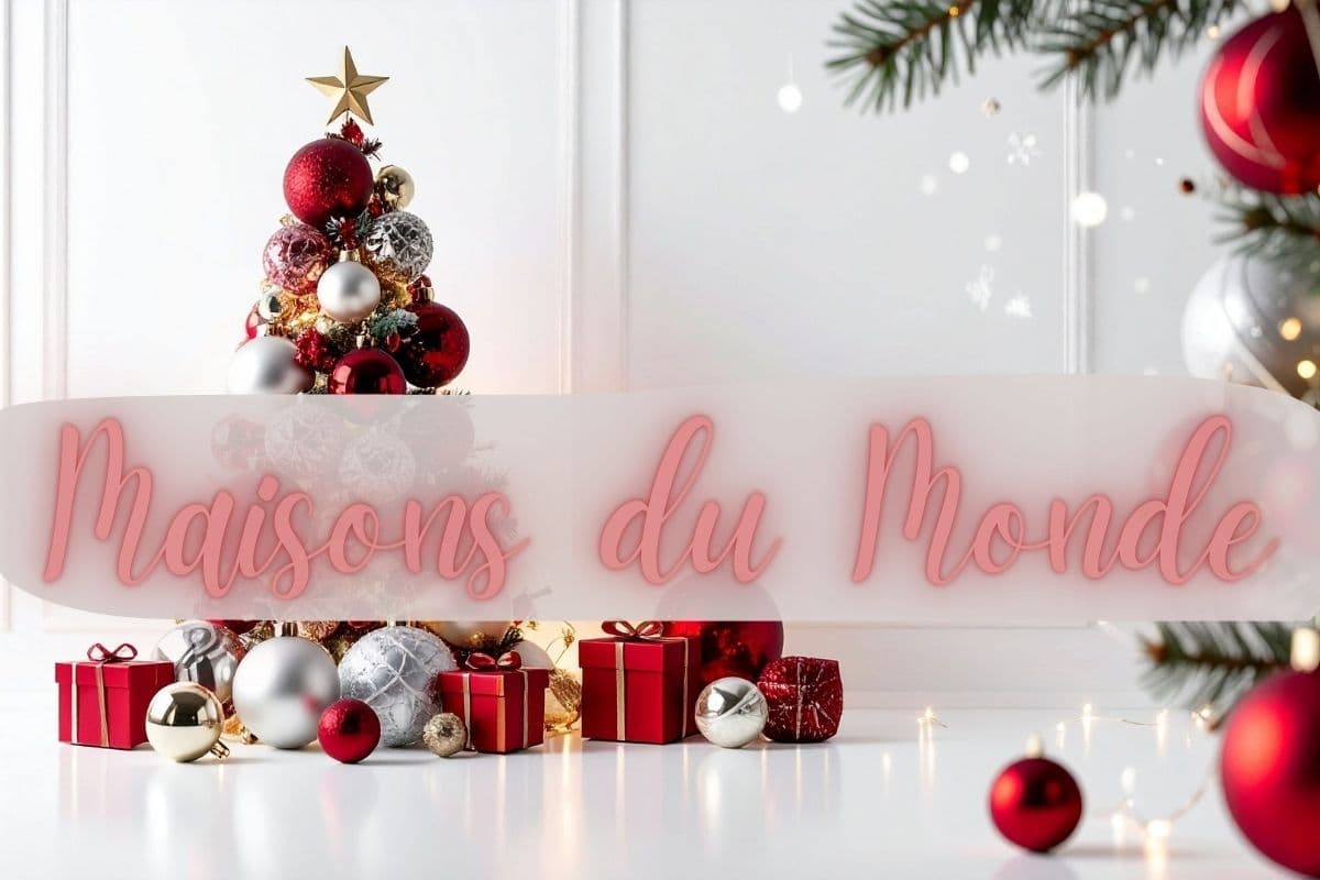 Albero di Natale con palline rosse e argento in stanza bianca e luminosa