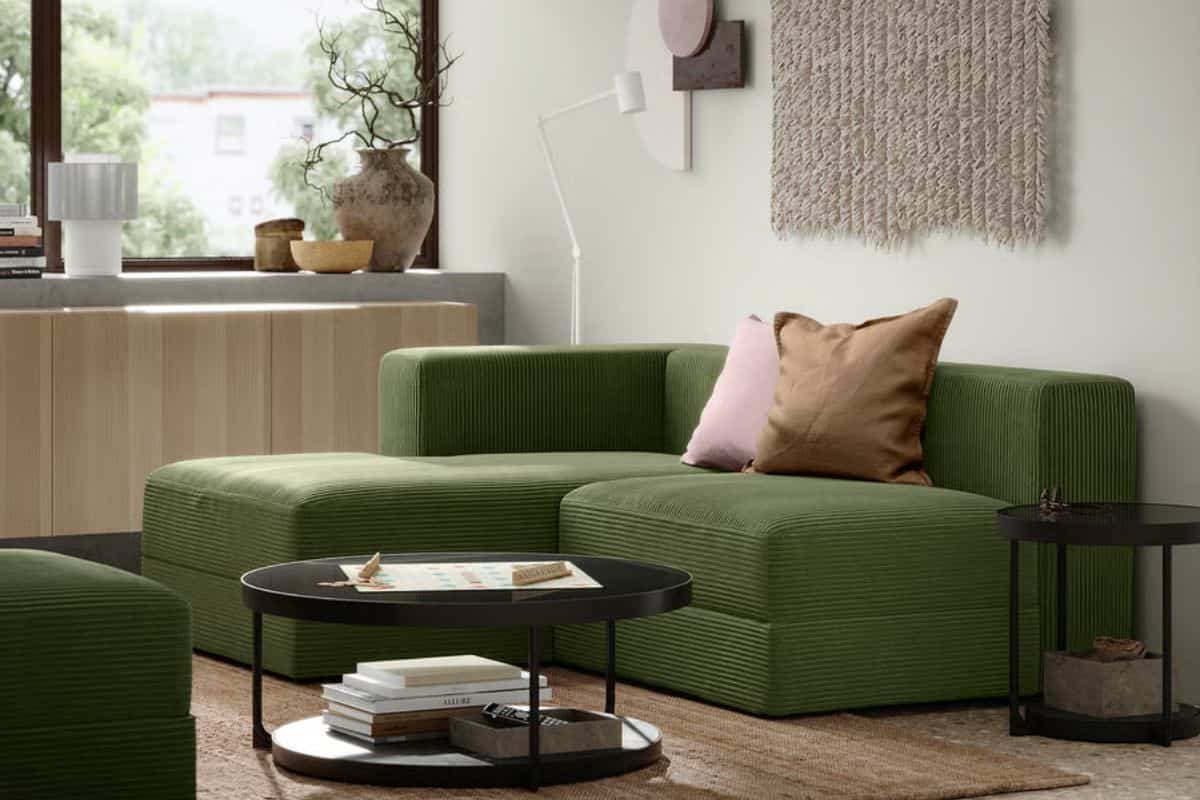 Divano verde compatto e modulare in living moderno