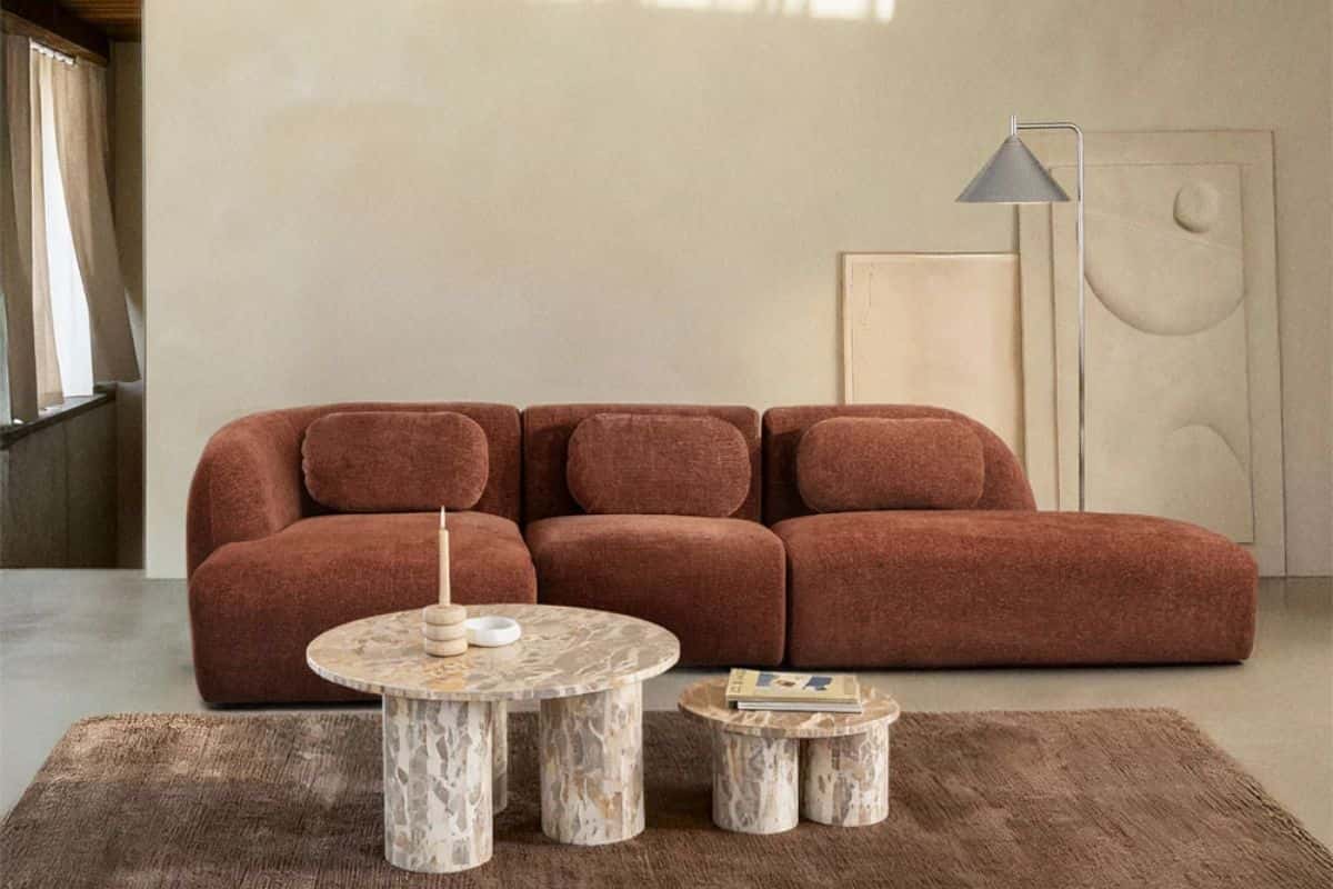 Divano modulare color mattone appoggiato a terra 