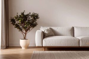 Divano chiaro minimal inserito in uno spazio luminoso