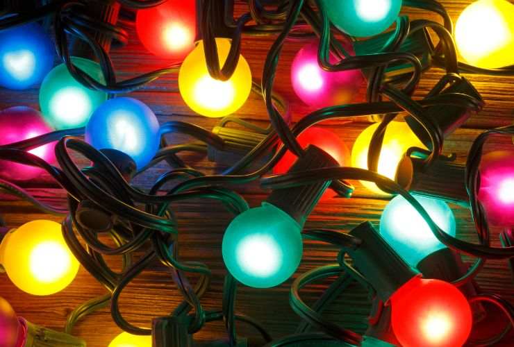 luci di natale colorate su pavimento in legno 
