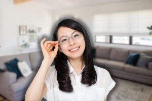 soggiorno di casa sullo sfondo e donna giapponese in primo piano