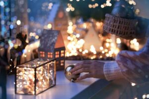 un ambiente di casa completamente illuminato da lucine e decorazioni natalizie