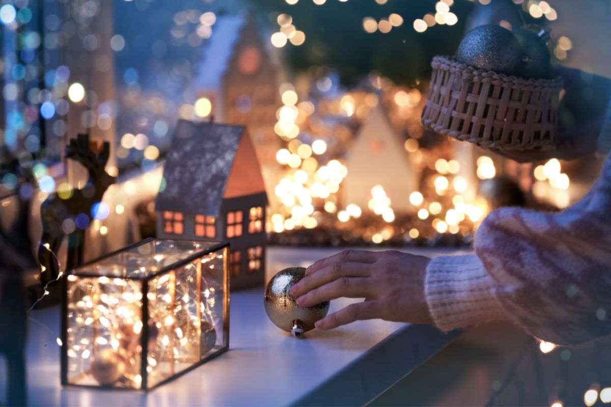 un ambiente di casa completamente illuminato da lucine e decorazioni natalizie