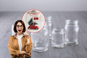 come sfondo dei barattoli di vetro trasparenti, in primo piano una donna che indica un barattolo di vetro in versione natalizia